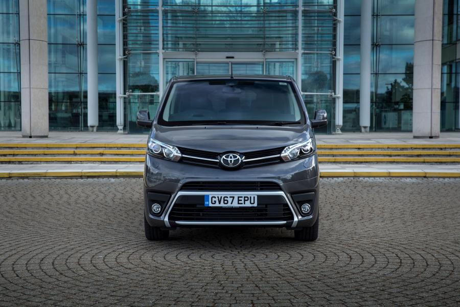  Toyota ProAce Verso VIP 2018 года  (UK) (фото 18 из 30)